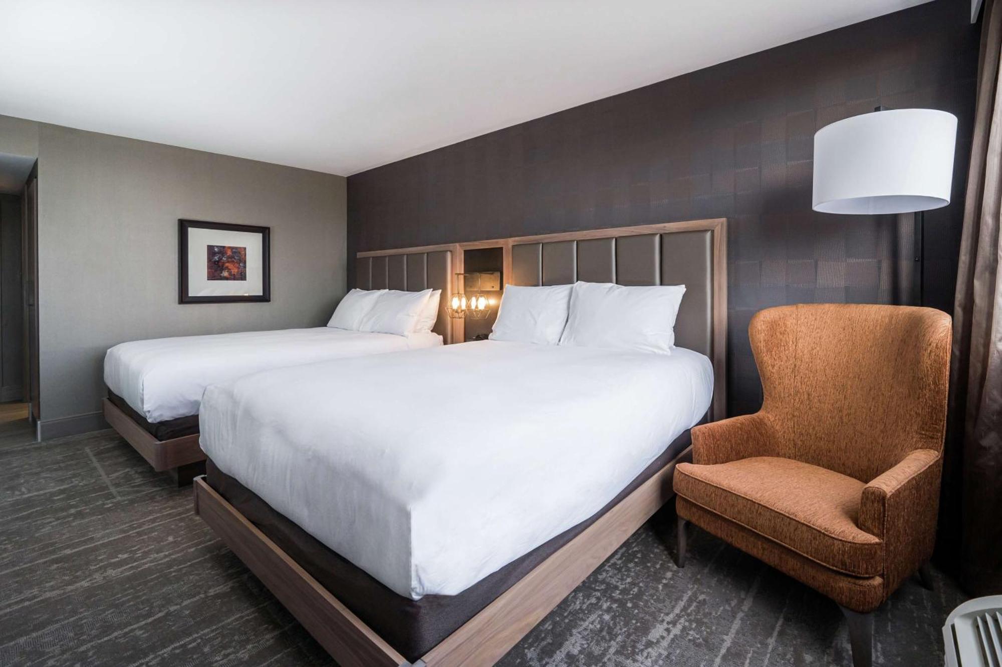Doubletree By Hilton Kitchener Hotel Bagian luar foto