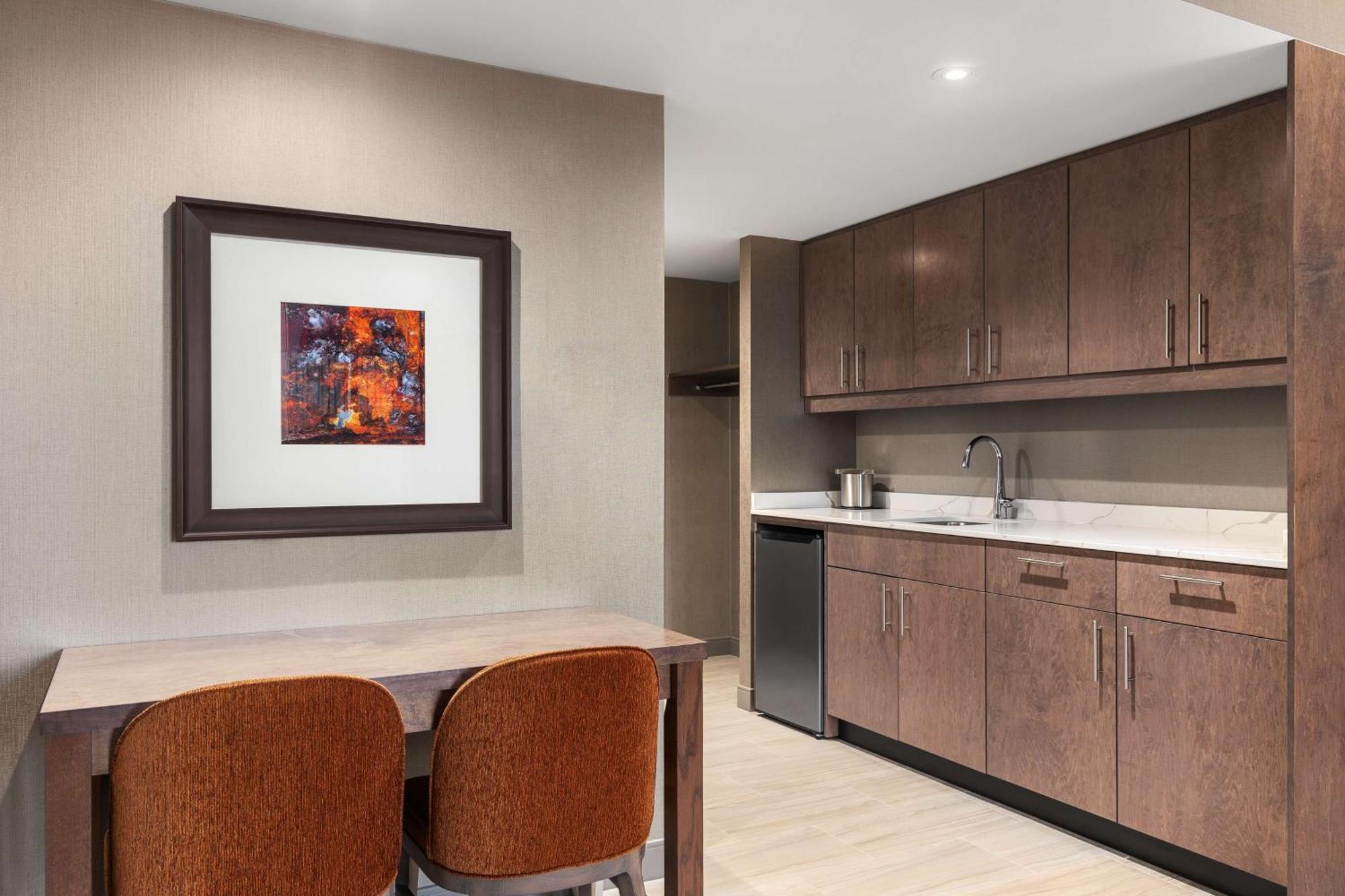 Doubletree By Hilton Kitchener Hotel Bagian luar foto